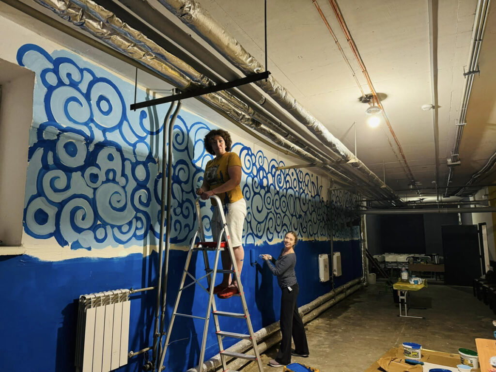 Ізраїльські волонтери пишуть мурал у бомбосховищі у Київській школі: «Море і небо на всю стіну. І гібрид Тель-Авіва та Одеси»