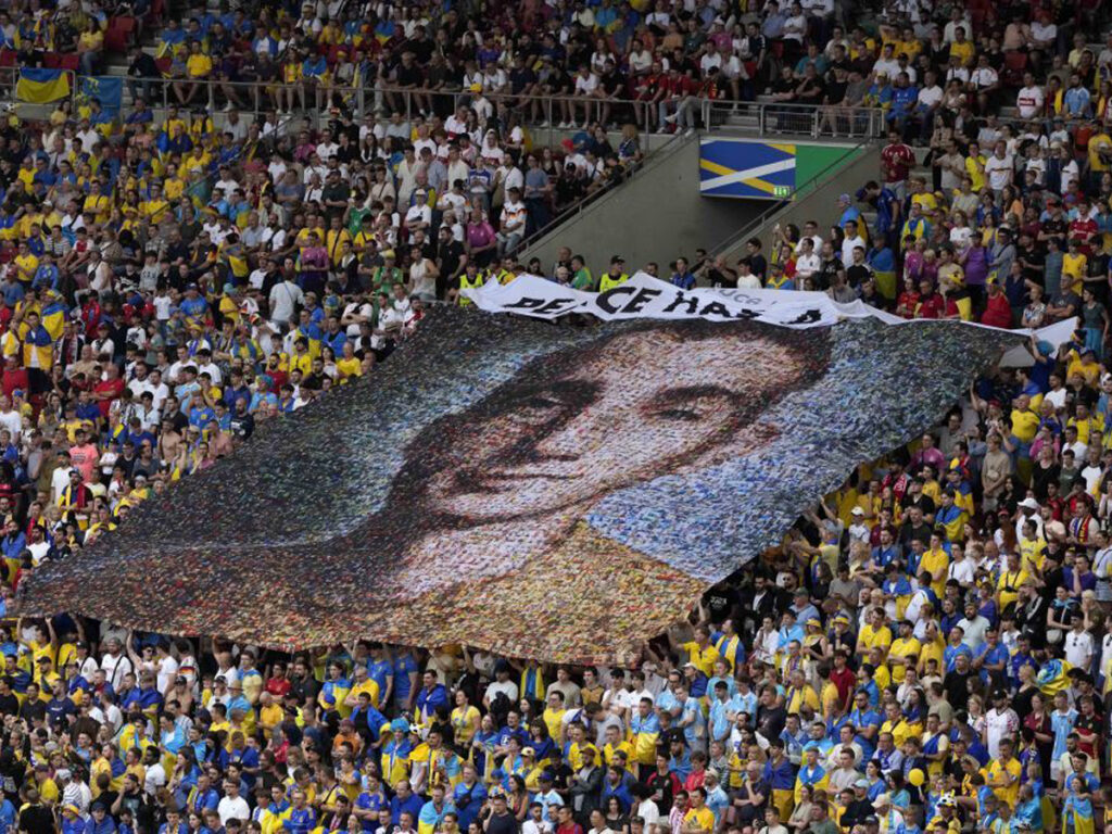 Відео: На матчі Україна – Бельгія розгорнули банер із загиблим наймолодшим захисником «Азовсталі»