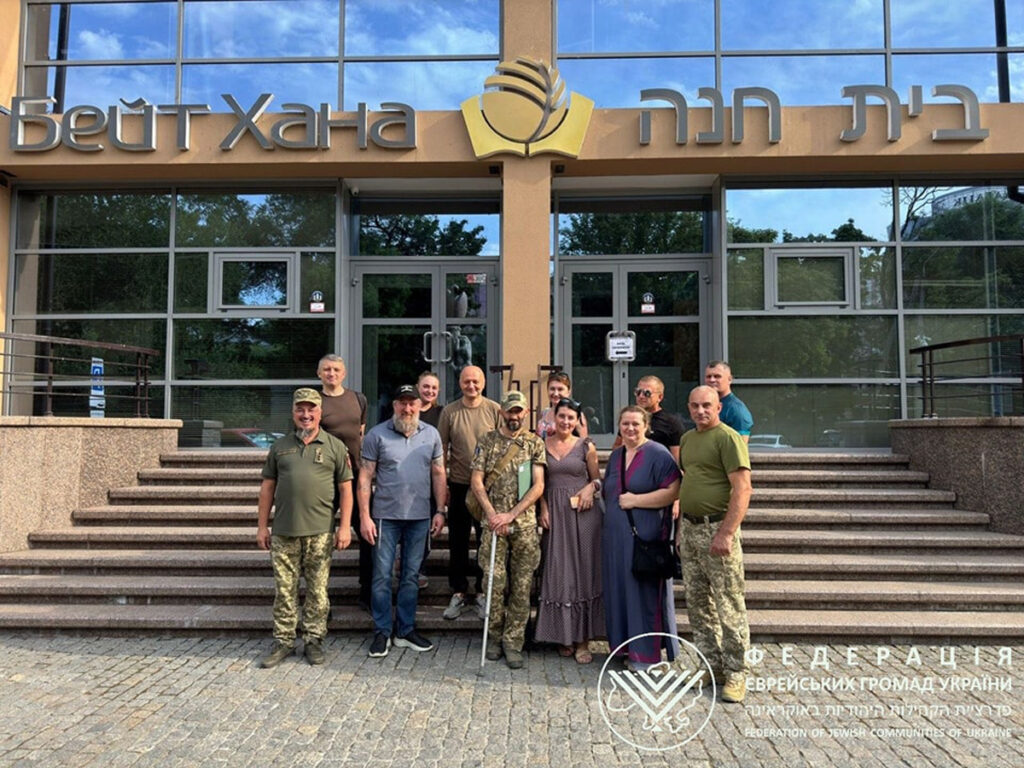 Для військових лікарів та поранених ЗСУ провели екскурсію об’єктами єврейської громади Дніпра