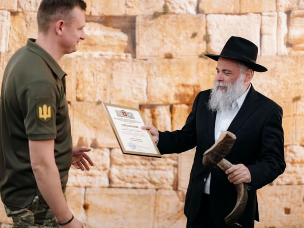 «Духовна підтримка» ЗСУ: головний рабин Києва зустрівся із високопоставленими українськими офіцерами