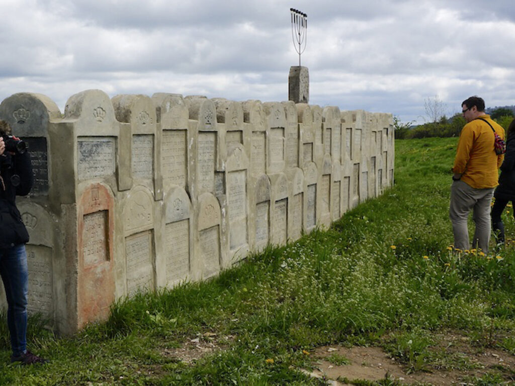 В Україні запустили онлайн-архів єврейських надгробків, переміщених із оригінальних місць