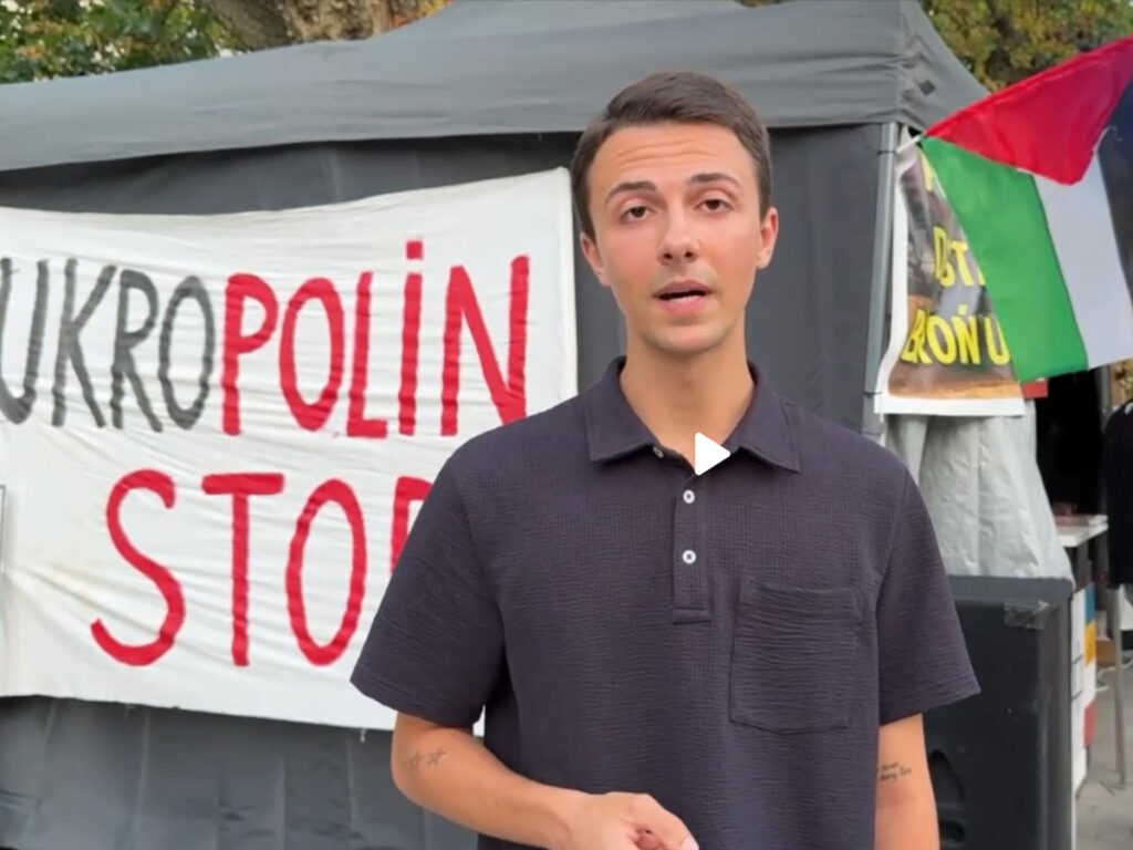 Антиукраїнський намет із палестинськими прапорами з'явився під посольством США у Варшаві