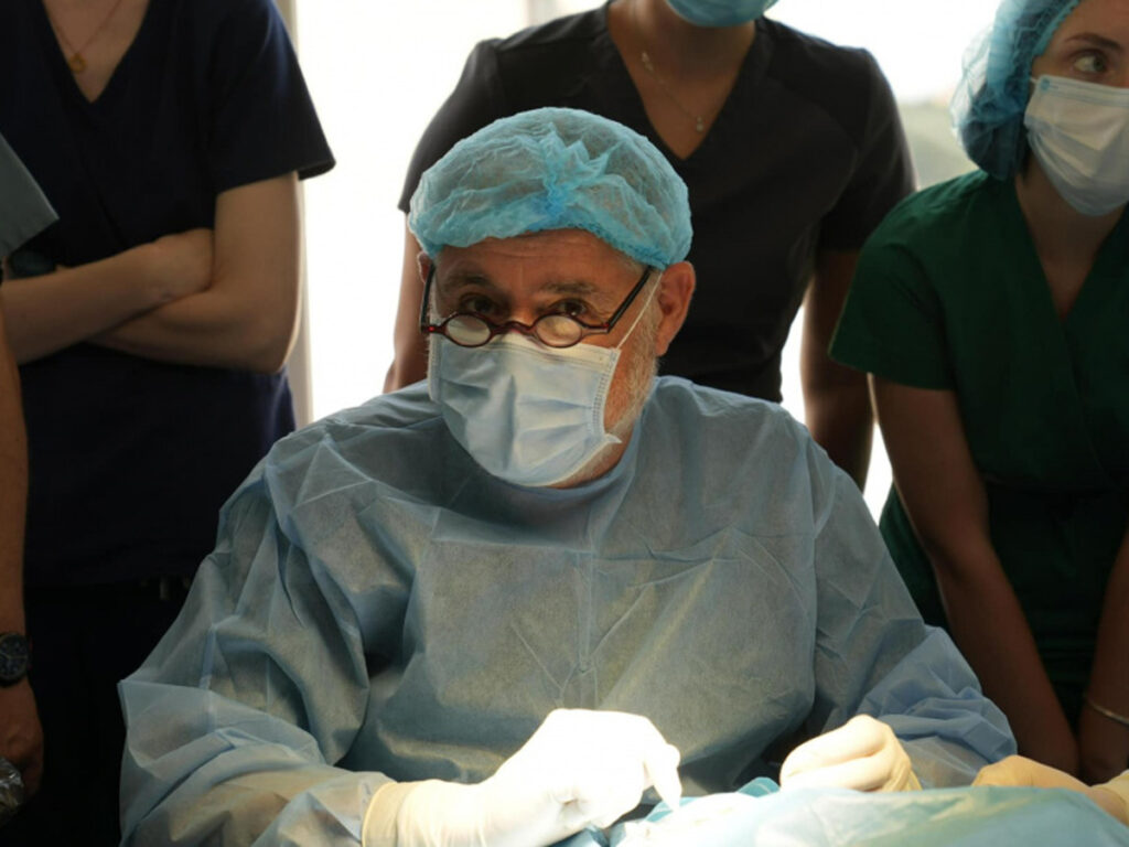 Хірург із Ізраїлю провів 9 безкоштовних операцій на очах українцям у Львові