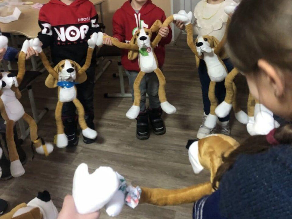 Ізраїльський проект «Хібуки-терапія»: як собака із сумними очима допомагає травмованим війною дітям в Україні