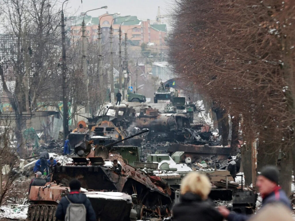 В Україну дедалі частіше їдуть «військові туристи» – чи етичні такі «екскурсії»?