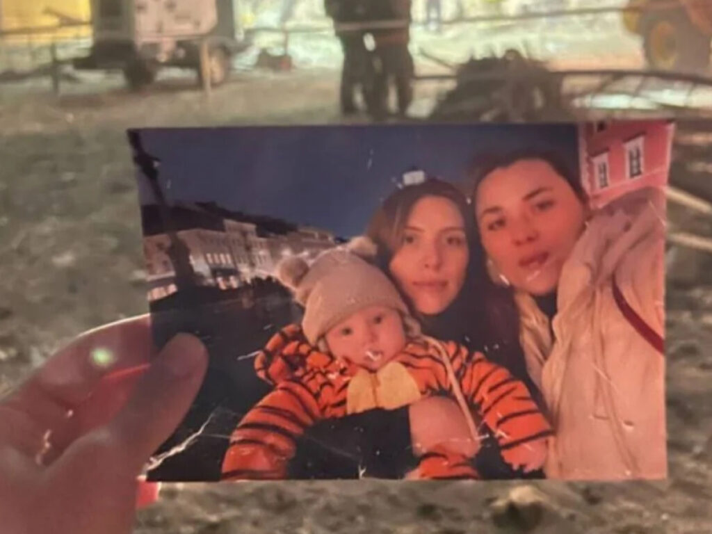 Жахлива атака Росії на Запоріжжі: фото матері та дитини на руїнах розкриває трагедію. Загинуло 10 мирних жителів, понад 40 поранених