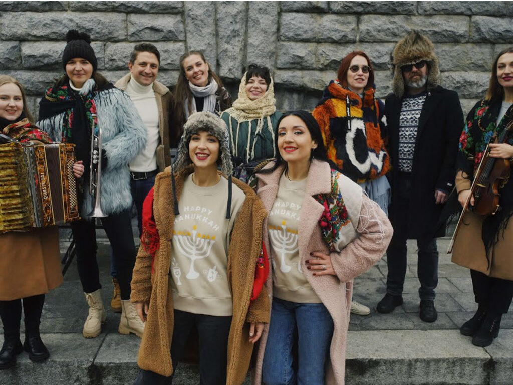 «Медова Ханука»: У Києві, під звуки ракетних обстрілів, український дует Alibi Sisters презентував пісню на ідиші, українській та англійській