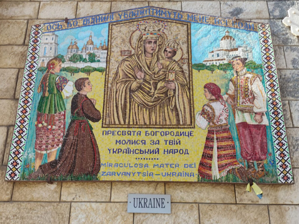 З 1976 року українська мозаїка-ікона «Зарваницької Богородиці» в Назареті посідає одне з центральних місць у Базиліці Благовіщення — як так вийшло?