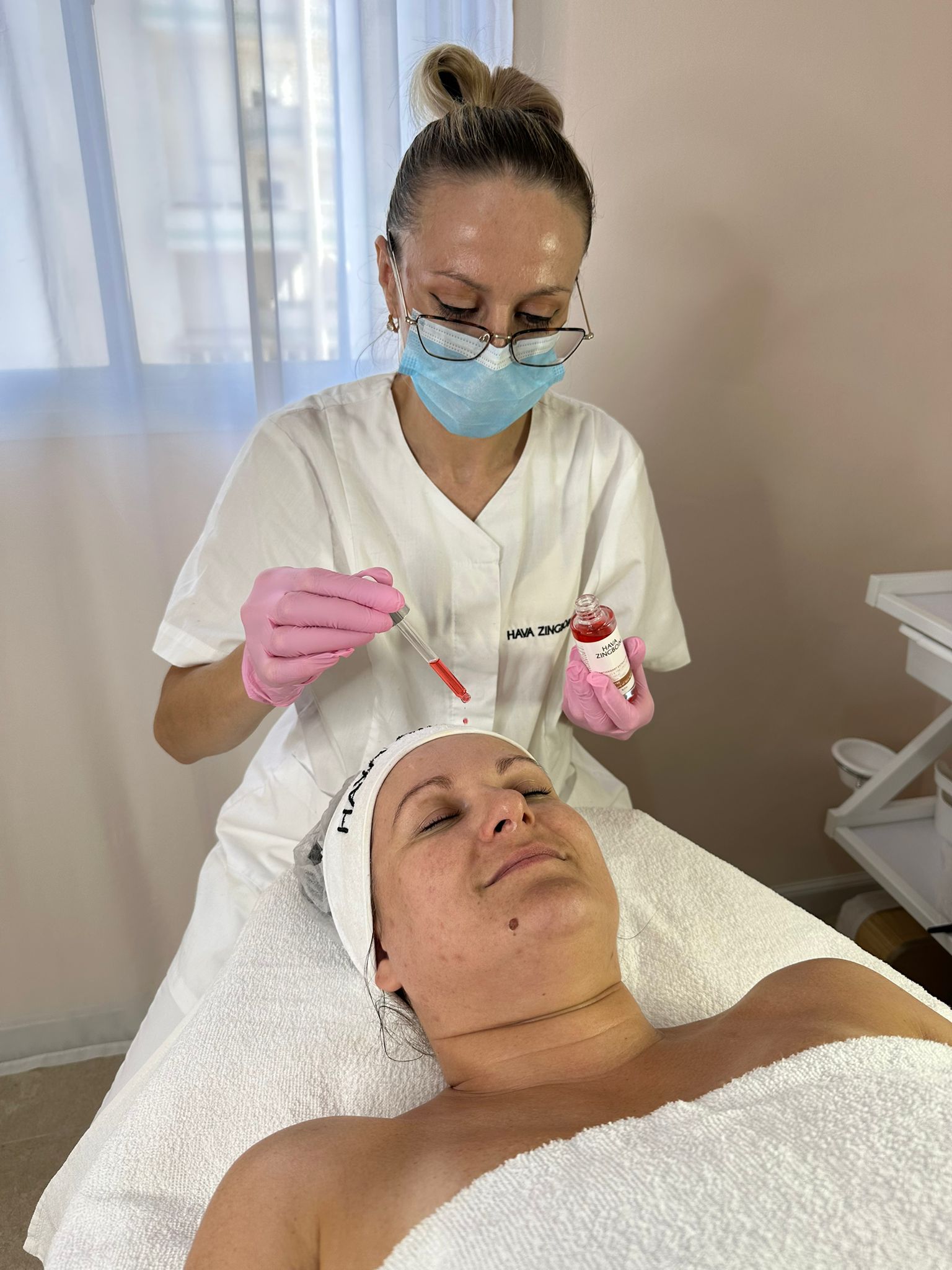 Косметолог-естетист і майстер скульптурного масажу обличчя